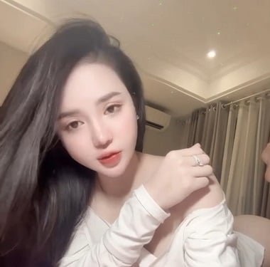 Chu Thúy Quỳnh có vẻ ngoại hình gợi cảm và cuốn hút