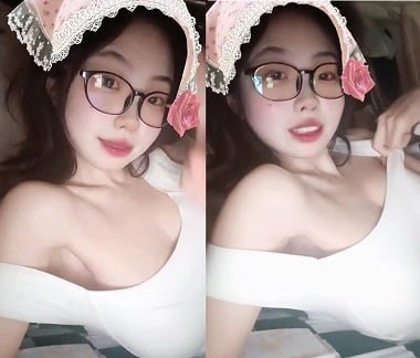 Em gái mông dày xinh đẹp