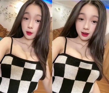Chịch em trong toilet với áo kẻ caro
