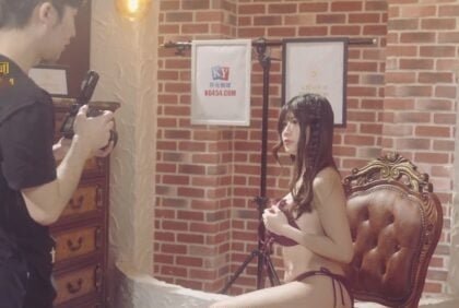 Em idol khoe body nóng bỏng, anh chụp hình hơn cả may mắn