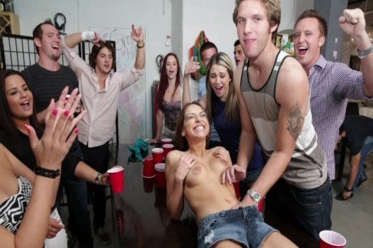 Đám bạn học đã tổ chức một buổi tiệc đầy 18+ để thỏa mãn ham muốn tình dục của mình